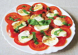 Italské Caprese z rajčat, mozzarelly a bazalky