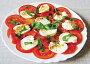 Italské Caprese z rajčat, mozzarelly a bazalky