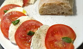 Italské Caprese z rajčat, mozzarelly a bazalky