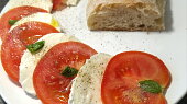 Italské Caprese z rajčat, mozzarelly a bazalky