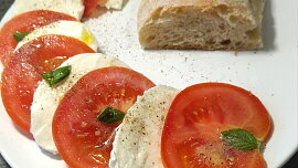 Italské Caprese z rajčat, mozzarelly a bazalky