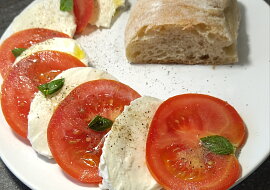 Italské Caprese z rajčat, mozzarelly a bazalky