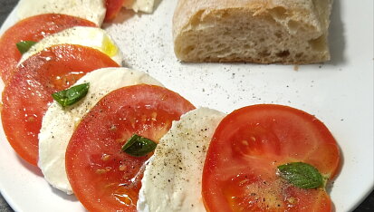 Italské Caprese z rajčat, mozzarelly a bazalky