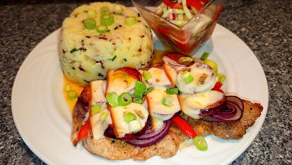 Steak z krkovice zapečený s cibulí, paprikou, klobáskou a uzeným sýrem