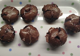 Kakaové muffiny s ostružinovou náplní a mandarinkovou polevou