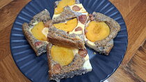 Maková buchta s broskvemi