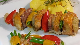 Marinované vepřové špízy s uzenou krkovicí a pečenou zeleninou