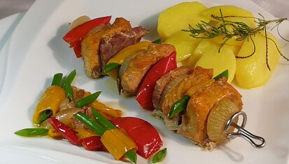 Marinované vepřové špízy s uzenou krkovicí a pečenou zeleninou