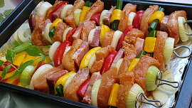 Marinované vepřové špízy s uzenou krkovicí a pečenou zeleninou