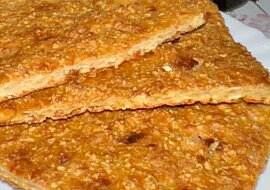 Placka z ředkviček, sýra a cizrnové mouky