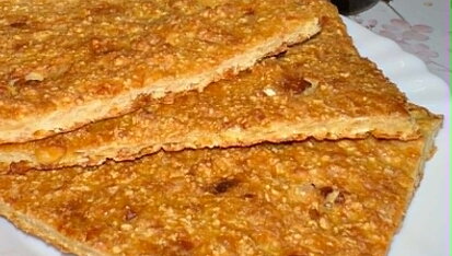Placka z ředkviček, sýra a cizrnové mouky