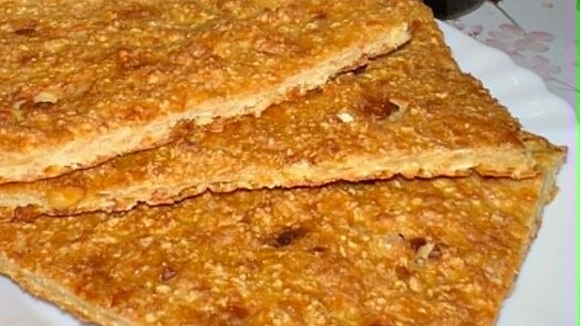 Placka z ředkviček, sýra a cizrnové mouky
