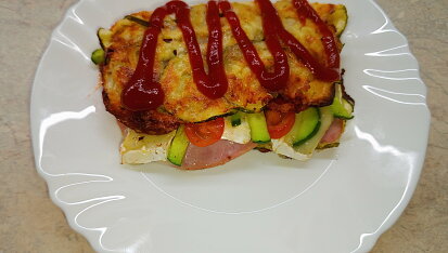 Roláda z cukety s brynzou a chorizem, Místo rolády jen kapsa potřená lučinou a plněná šunkou, hermelínem, rajčaty a okurky