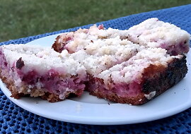Rybízový hrnečkový koláč s drobenkou (Je to skvělý recept na koláč)