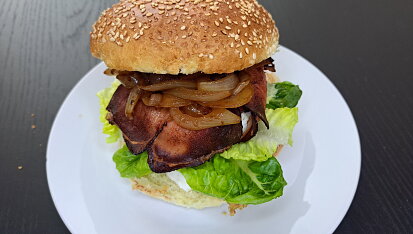 Hamburger s rozpečeným hermelínem