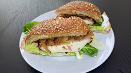 Hamburger s rozpečeným hermelínem