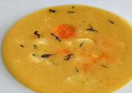 Květáková polévka s čočkou, mrkví a vajíčkem