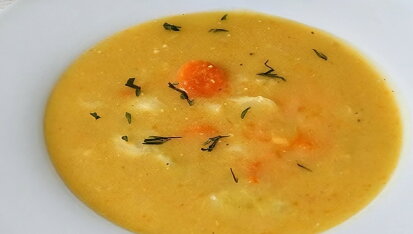 Květáková polévka s čočkou, mrkví a vajíčkem