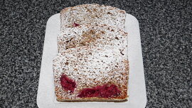 Ořechová bábovka s višněmi nebo třešněmi
