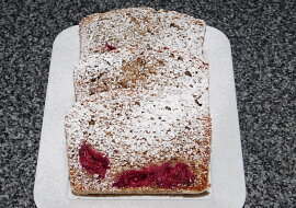 Ořechová bábovka s višněmi nebo třešněmi