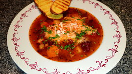 Polévka minestrone s mozzarellou