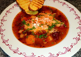 Polévka minestrone s mozzarellou