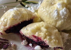 Babiččiny kynuté borůvkové knedlíky (Děkuji za recept, zrovna dneska jsem je dělala a jsou opravdu dobré. I s těstem se dobře pracuje.)