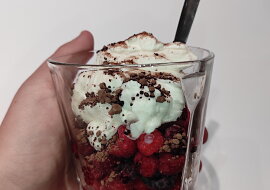 Krém z mascarpone a šlehačky s jahodami