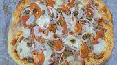 Pizza z tvarohového těsta