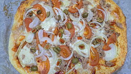Pizza z tvarohového těsta