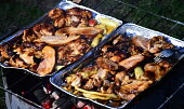 Zapečené špekáčky s brambory a anglickou slaninou