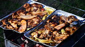 Zapečené špekáčky s brambory a anglickou slaninou
