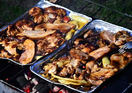 Zapečené špekáčky s brambory a anglickou slaninou