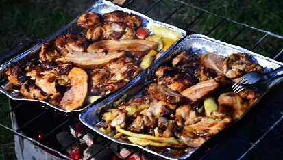 Zapečené špekáčky s brambory a anglickou slaninou