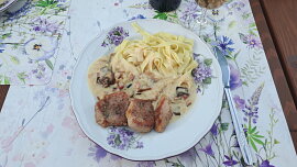 Vepřová panenka s pappardelle a hříbky na smetaně