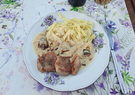 Vepřová panenka s pappardelle a hříbky na smetaně