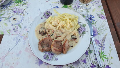 Vepřová panenka s pappardelle a hříbky na smetaně