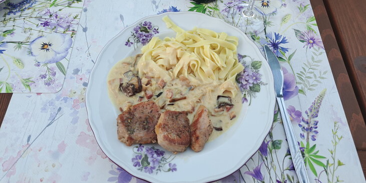Vepřová panenka s pappardelle a hříbky na smetaně