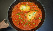 Shakshuka (rajčatová omáčka s vejci)