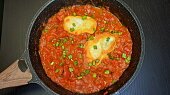 Shakshuka (rajčatová omáčka s vejci)