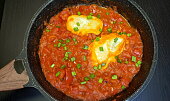 Shakshuka (rajčatová omáčka s vejci)