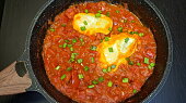 Shakshuka (rajčatová omáčka s vejci)