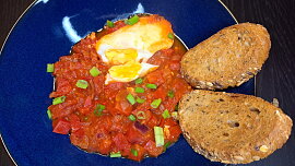 Shakshuka (rajčatová omáčka s vejci)