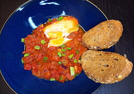 Shakshuka (rajčatová omáčka s vejci)