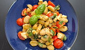 Caprese salát s křupavými gnocchi