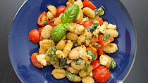 Caprese salát s křupavými gnocchi