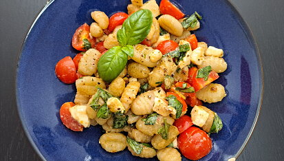 Caprese salát s křupavými gnocchi