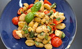 Caprese salát s křupavými gnocchi