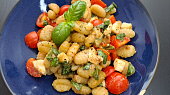 Caprese salát s křupavými gnocchi