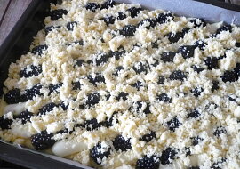 Kynutý ostružinový koláč s tvarohem – na plech
